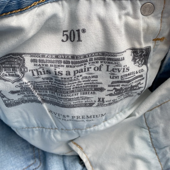 Levi’s Premium 501 Distressed 2” Light Wash Cut Off Denim Shorts Fray - Picture 6 of 10